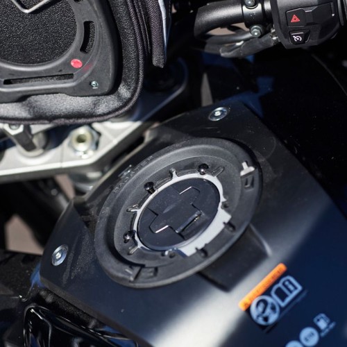 ΒΑΣΗ ΣΤΕΡΕΩΣΗΣ TANK BAG LOCK'N START ΣΕ ΤΑΠΑ ΡΕΖΕΡΒΟΥΑΡ Ø 7.7εκ (ΚΩΔ. XAC560)