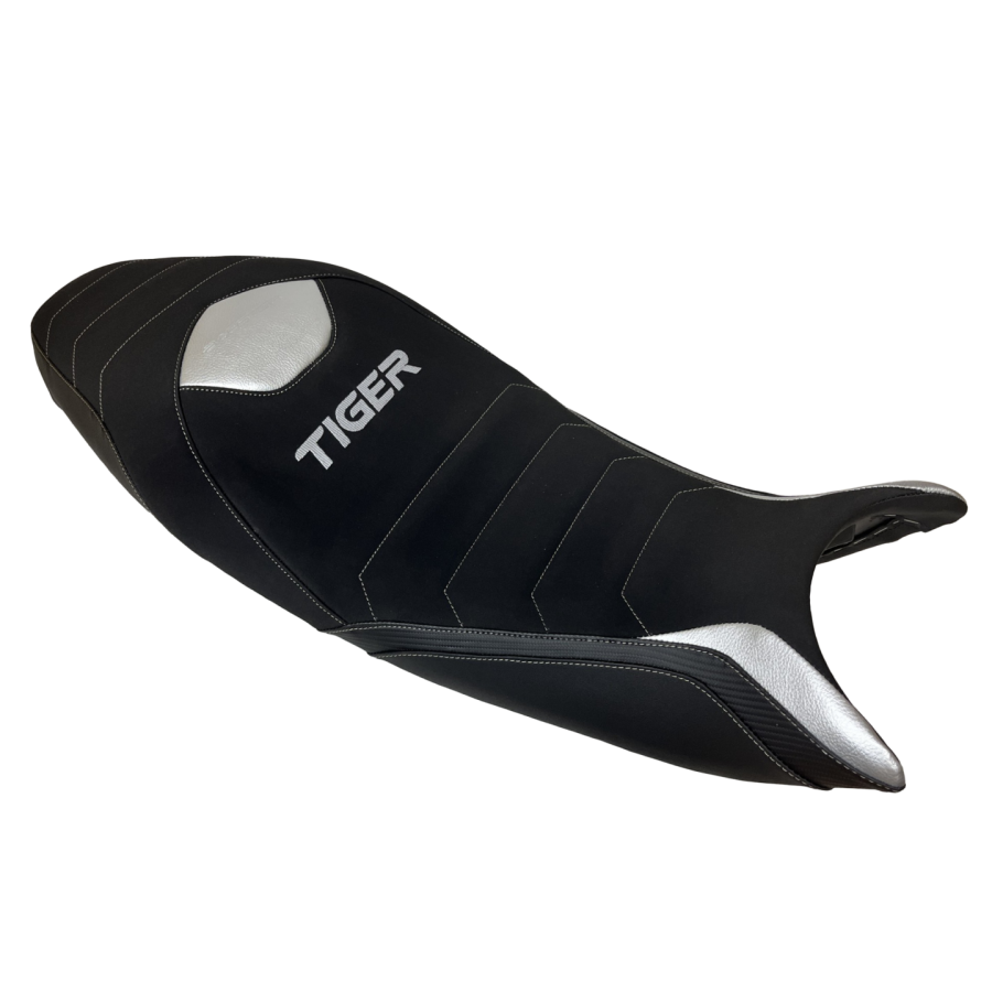 ΚΑΛΥΜΜΑ ΣΕΛΑΣ BAGSTER "DESIGN" ΓΙΑ TRIUMPH TIGER 660 / 800 '24-'26 STAM/NUBUCK/CARBONE/SILVER